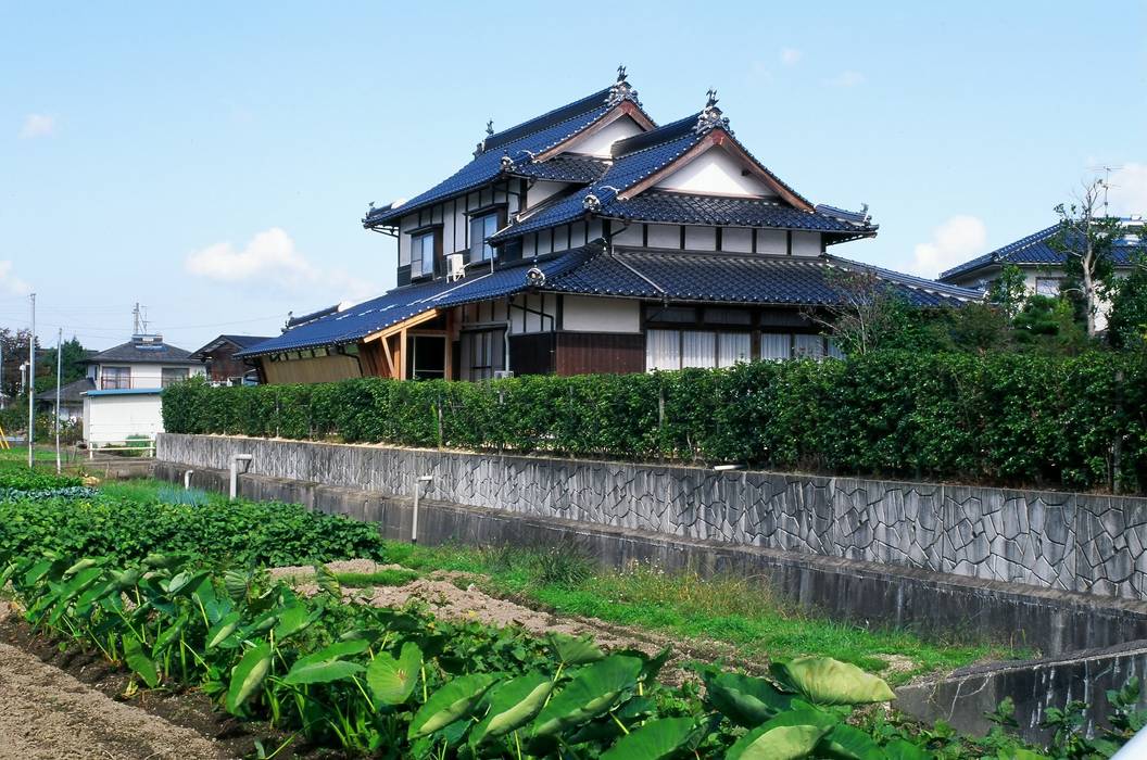 元の民家と増築部分 katachitochikara 日本家屋・アジアの家 空,工場,建物,クラウド,植生,草,家,中国の建築,グランドカバー,木