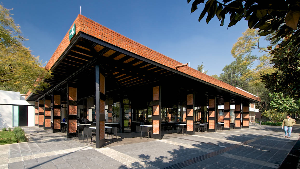 Fachada Sur-Oriente Forma Taller Industrial style balcony, veranda & terrace