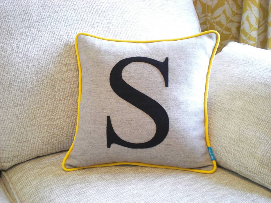 Monogrammed Colour Flash Cushion with Yellow Piping Kate Sproston Design 现代客厅設計點子、靈感 & 圖片 配件與裝飾品