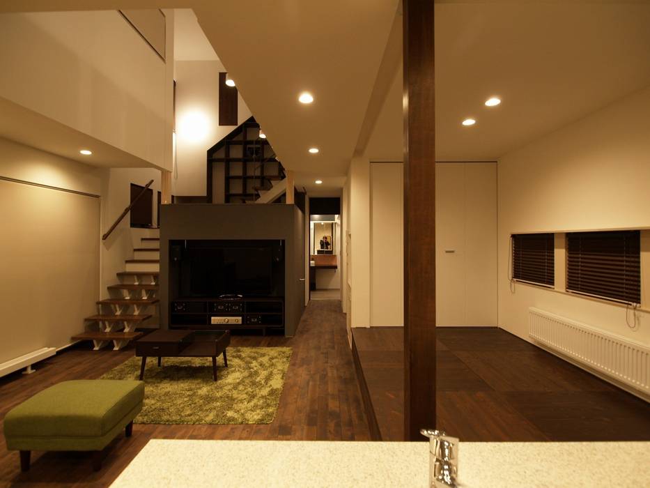 中二階が繋ぐ家, 富谷洋介建築設計 富谷洋介建築設計 ミニマルデザインの リビング