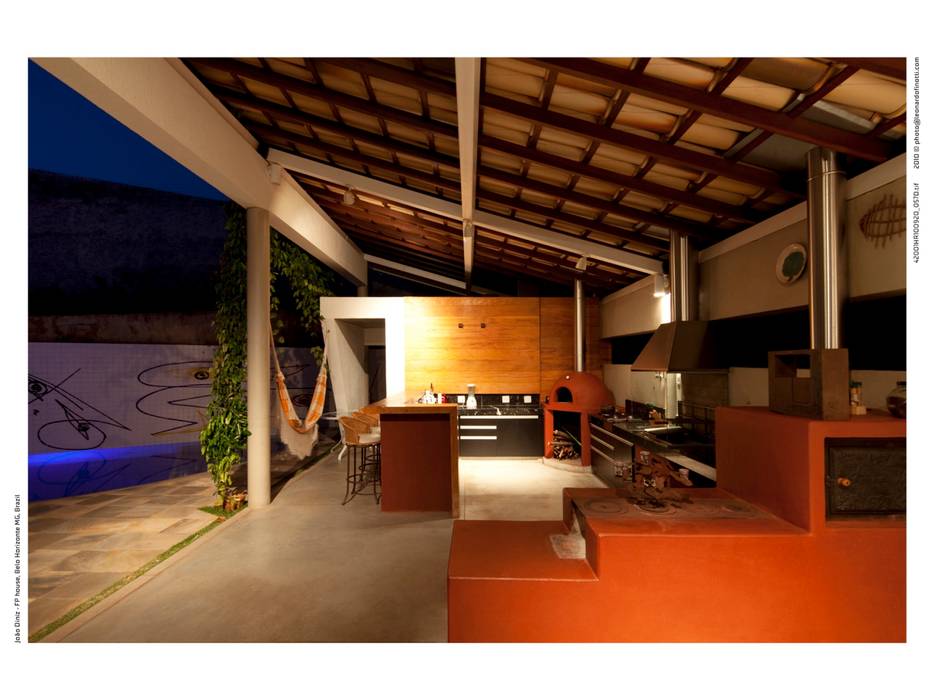 Casa FP por Joao Diniz Arquitetura JOAO DINIZ ARQUITETURA Cozinhas modernas