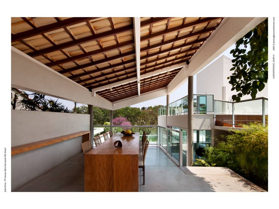 Casa FP por Joao Diniz Arquitetura JOAO DINIZ ARQUITETURA Varandas, alpendres e terraços modernos