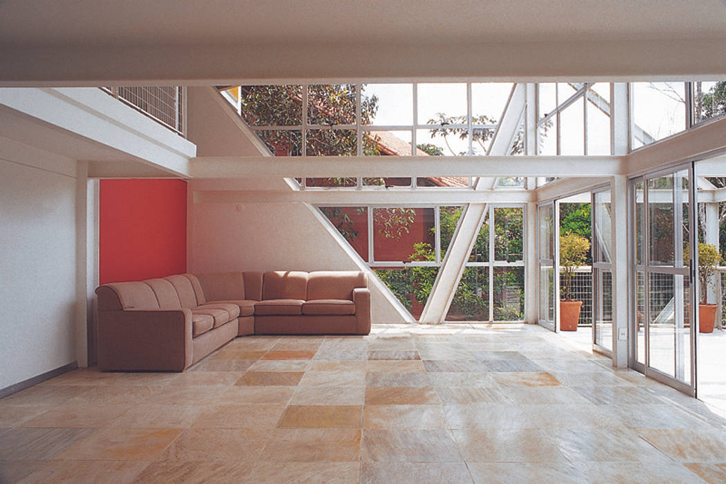 Casa Serrana por Joao Diniz Arquitetura JOAO DINIZ ARQUITETURA Salas de estar modernas