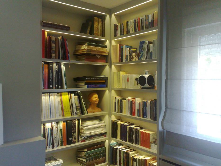 Librería lacada con leds, PACO SANTACREU, S.L. PACO SANTACREU, S.L. Storage room Storage