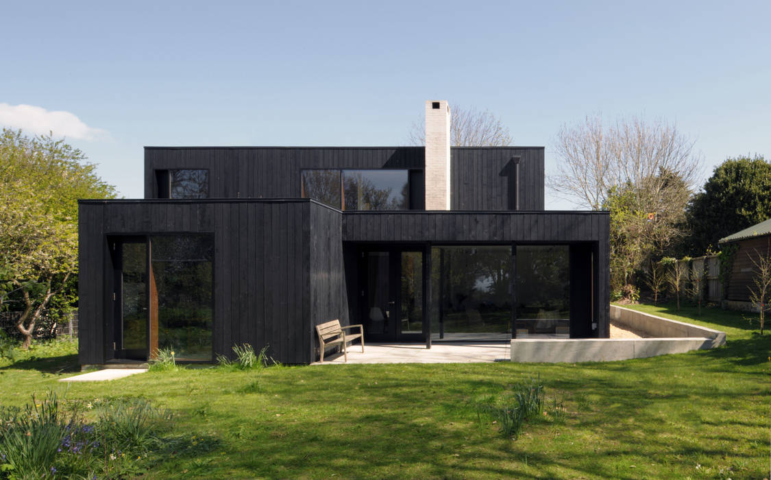 A Timber-Clad House Design on the Isle of Wight: The Sett, Dow Jones Architects Dow Jones Architects Casas minimalistas