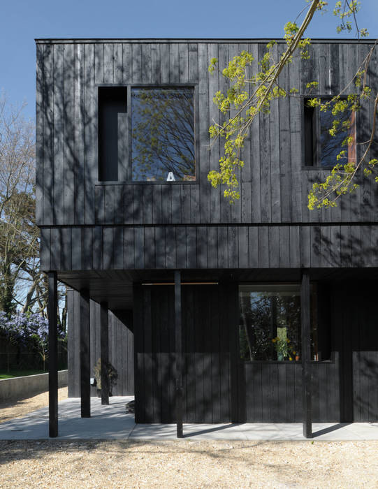 A Timber-Clad House Design on the Isle of Wight: The Sett, Dow Jones Architects Dow Jones Architects Casas de estilo minimalista