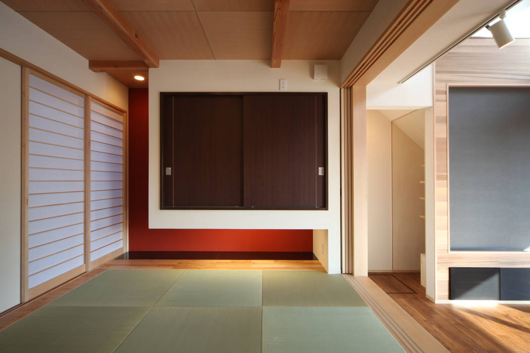 THE HOUSE WITH CAR-GARAGE IN ICHINOMIYA CITY JAPAN, 株式会社 アトリエ創一級建築士事務所 株式会社 アトリエ創一級建築士事務所 視聽室