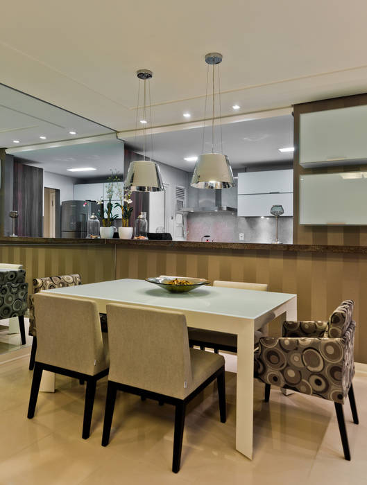 ​Projeto arquitetônico de interiores para residencia unifamiliar. (Fotos: Lio Simas) ArchDesign STUDIO Salas de jantar ecléticas