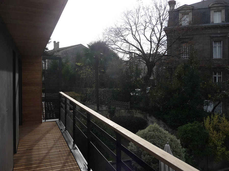 Balcon en ville EIRL Hugues DRAPEAU Architecte Maisons modernes Plante,Ciel,La fenêtre,Bâtiment,Arbre,Zone résidentielle,Matin,Immobilier,Bois,loger