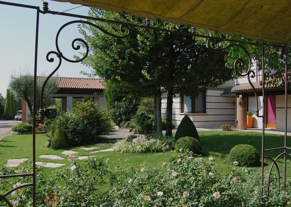 Villafranca di verona: giardino in stile in stile eclettico di lugo ... Progettazione giardini verona