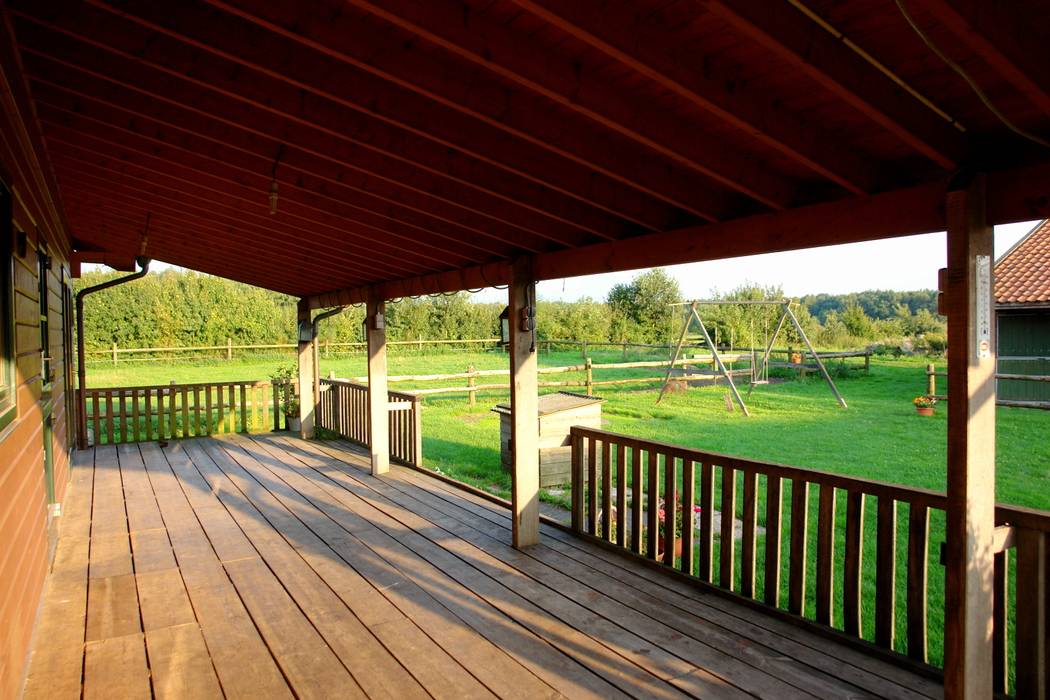 kiezen voor natuurlijke en duurzame materialen mickers architectuur Koloniale huizen Plant,Portiek,Hout,Het opbouwen van,Schaduw,Boom,Schutting,houtbeits,Huis,Gras