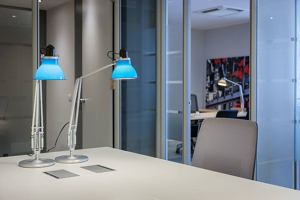Rehabilitación de oficinas en Bilbao. Urbana Interiorismo Estudios y despachos de estilo moderno