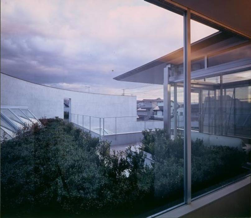 部屋から屋上庭園を望む中村弘道 都市建築計画設計研究所 Hiromichi Nakamura Architect Associates Modern Houses Homify 部屋から屋上庭園を望む中村弘道 都市建築計画設計研究所 Hiromichi Nakamura Architect Associates Modern Houses Homify