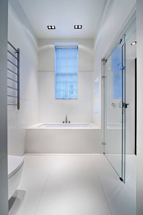 Covent Garden Penthouse, Adventure In Architecture Adventure In Architecture Minimalist bathroom bathroom,bathroom lighting,shower,bath,bathtub,modern bathtub,lighting,glazing,glass,screen,tiled