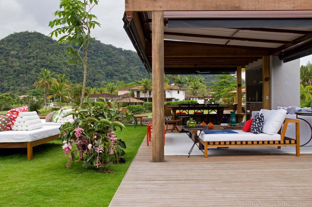 Casa Laranjeiras, Marilia Veiga Interiores Marilia Veiga Interiores Balcone, Veranda & Terrazza in stile tropicale