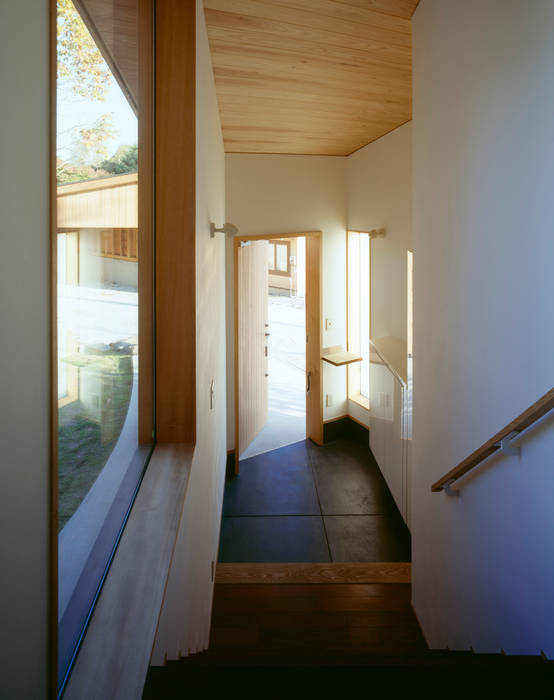 Villa Boomerang, 森吉直剛アトリエ/MORIYOSHI NAOTAKE ATELIER ARCHITECTS 森吉直剛アトリエ/MORIYOSHI NAOTAKE ATELIER ARCHITECTS Pasillos, vestíbulos y escaleras de estilo moderno