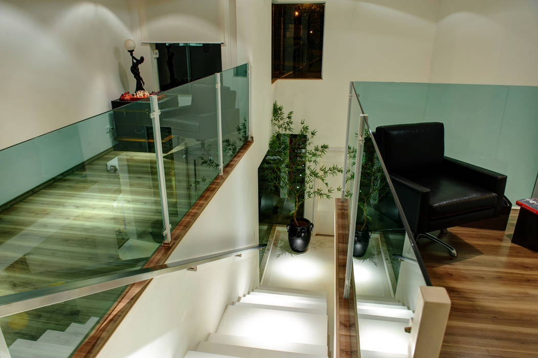 Casa F1, Renato Lincoln - Studio de Arquitetura Renato Lincoln - Studio de Arquitetura Modern corridor, hallway & stairs