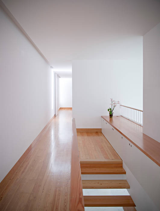 Casa em Moreira, Phyd Arquitectura Phyd Arquitectura Corredores, halls e escadas minimalistas