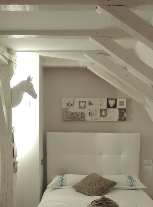 La chambre d'une jeune ado dans les tons taupe lin blanc L'Autrement Déco Chambre moderne Lits & têtes de lit