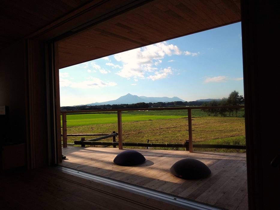 高木町の家～霧島連山を望む家～, ㈱ライフ建築設計事務所 ㈱ライフ建築設計事務所 Modern balcony, veranda & terrace