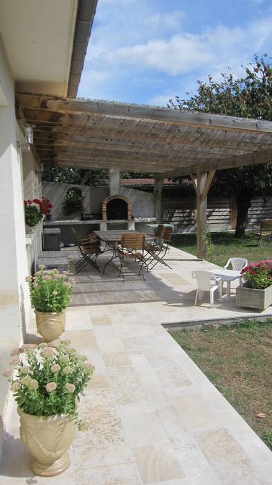 Terrasse ombragée en pierre naturelle de Bourgogne Ateliers Pierre de Bourgogne Murs & Sols originaux Revêtements de mur et de sol