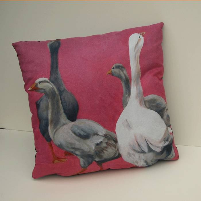 'Confused geese' cushion Thuline, Studio-Gallery Livings modernos: Ideas, imágenes y decoración Decoración y accesorios