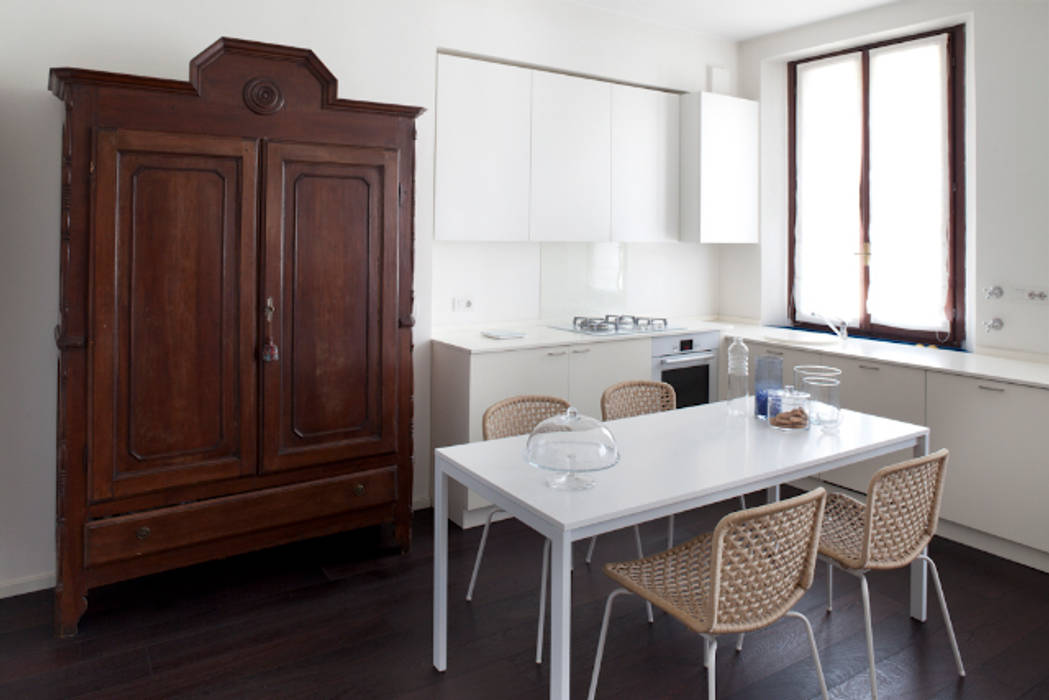 Ristrutturazione appartamento a Milano , HBstudio HBstudio Comedores de estilo clásico Buffet y cómodas