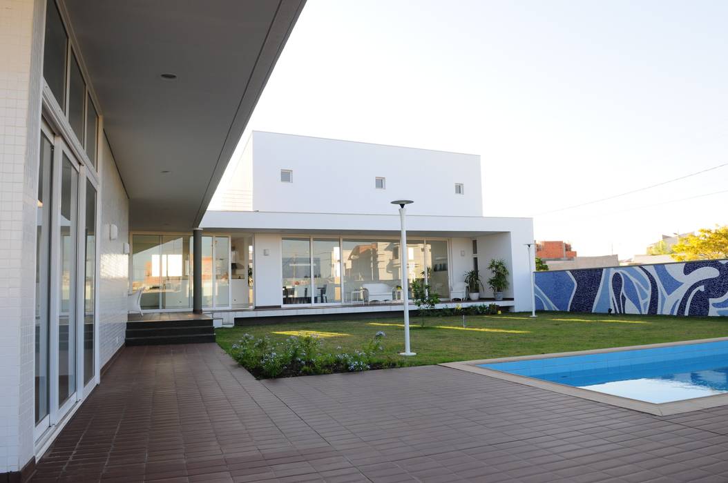 Casa GB MMEB arquitetos Casas minimalistas pátio,piscina ao ar livre,casa