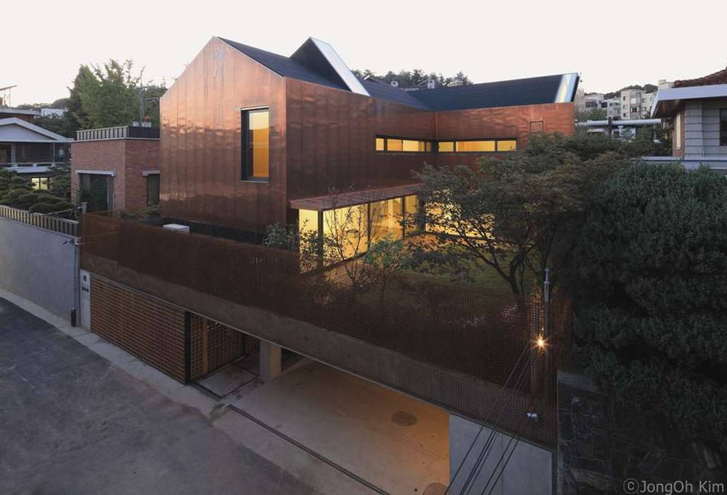 Yeon-hui dong house, ISON ARCHITECTS ISON ARCHITECTS 모던스타일 주택 건물,창문,하늘,도로 표면,도시 디자인,나무,식물,주거 지역,집,목재