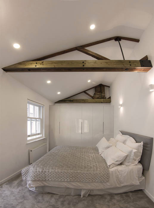 Bedroom with exposed roof timbers and vaulted ceilings R+L Architect Moderne slaapkamers