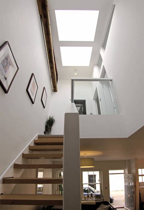 Bespoke designed Oak staircase with glass balustrade and integral lighting. R+L Architect Modern corridor, hallway & stairs