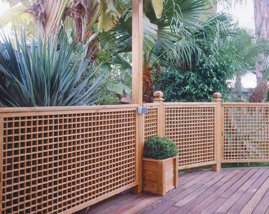 CELOSÍAS DE MADERA EN CUADRADO Palos en Danza Balcones y terrazas de estilo clásico Accesorios y decoración