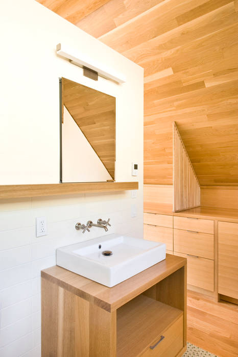 Laurelhurst Carriage House, PATH Architecture PATH Architecture Modern bathroom