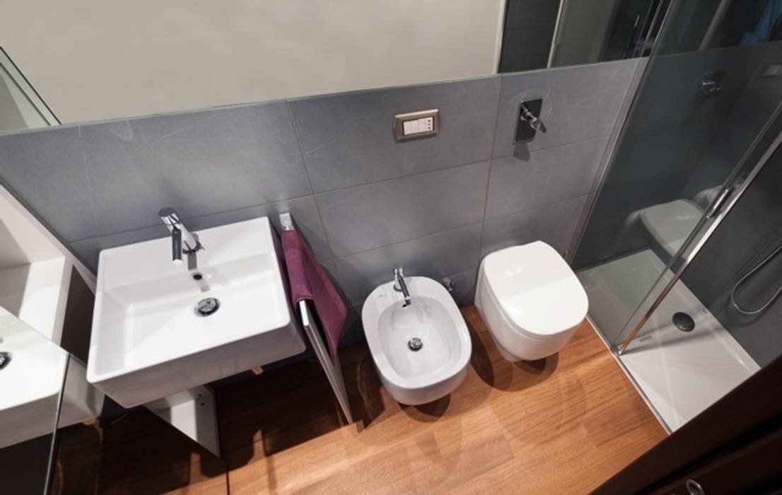 Casa Dp 2: La richiesta della committenza è quella di trasformare un appartamento bilocale di 62 mq , gk architetti (Carlo Andrea Gorelli+Keiko Kondo) gk architetti (Carlo Andrea Gorelli+Keiko Kondo) Modern style bathrooms