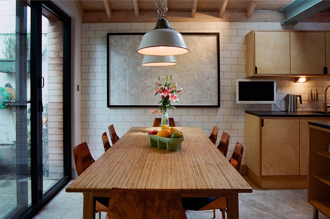 Dining Table with enamel lamp shades homify Salle à manger moderne