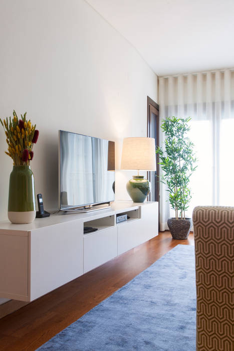 Sala Comum_Zona de Estar, móvel TV Traço Magenta - Design de Interiores Salas de estar modernas