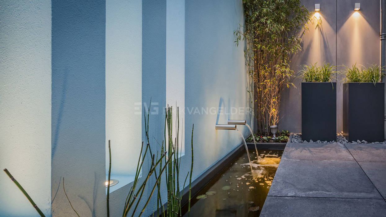 Muur met waterelement en doorkijkvensters ERIK VAN GELDER | Devoted to Garden Design Moderne tuinen