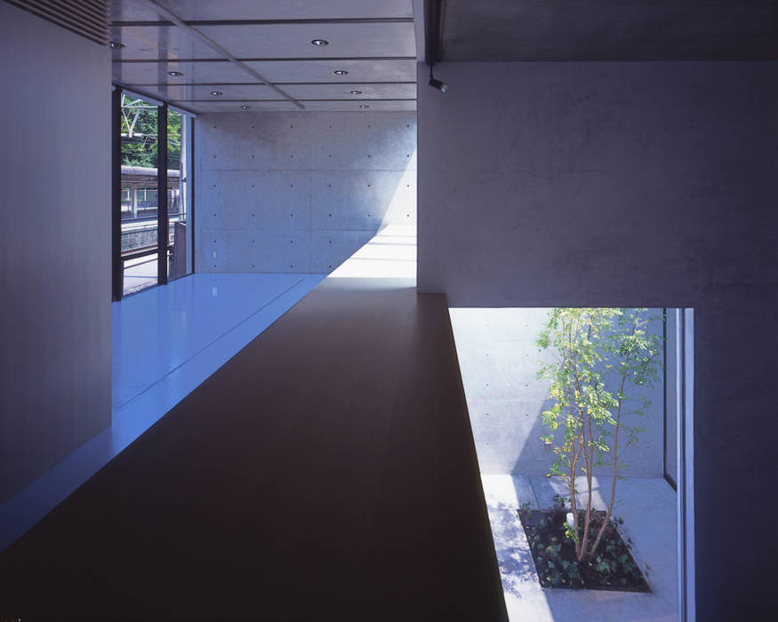 吹抜の階段から２階展示空間を見る atelier o 商業空間 商業空間