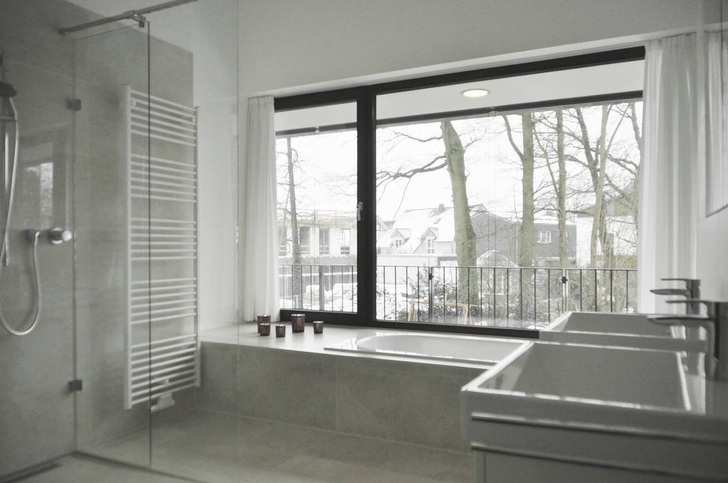 Badezimmer mit Panoramafenster Lecke Architekten Modern Bathroom