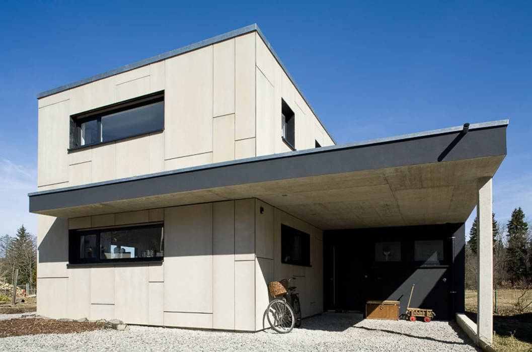 Zugang über Carport KARL+ZILLER Architektur Moderne Häuser