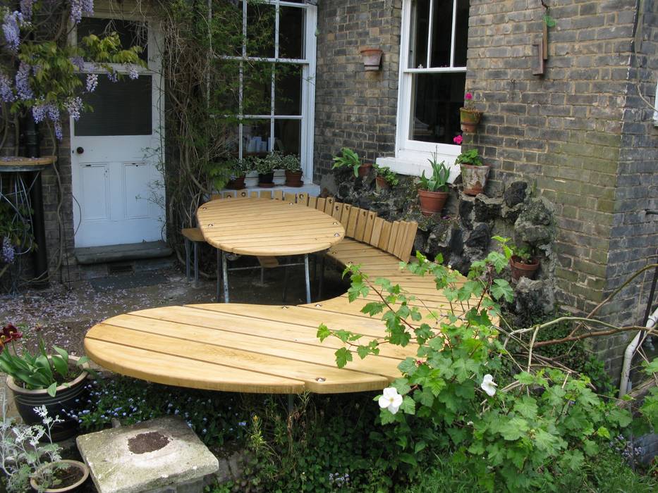 garden dining table and bench, tim germain furniture designer/maker tim germain furniture designer/maker Jardines de estilo ecléctico Mobiliario