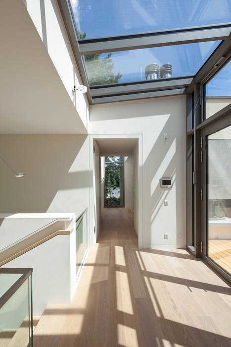 Neubau Villa S, ARCHITEKTEN BRÜNING REIN ARCHITEKTEN BRÜNING REIN Modern corridor, hallway & stairs