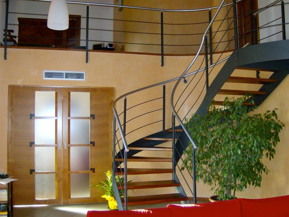 la scala e la porta su disegno della cucina massimo spagnolo architetto Soggiorno moderno