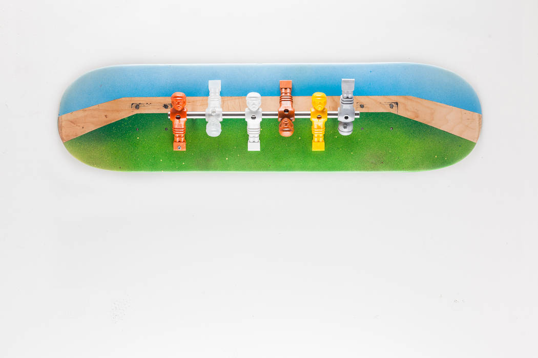 2nd Life Decks - Garderoben aus Skateboards, Colourform Colourform Pasillos, vestíbulos y escaleras de estilo ecléctico Percheros