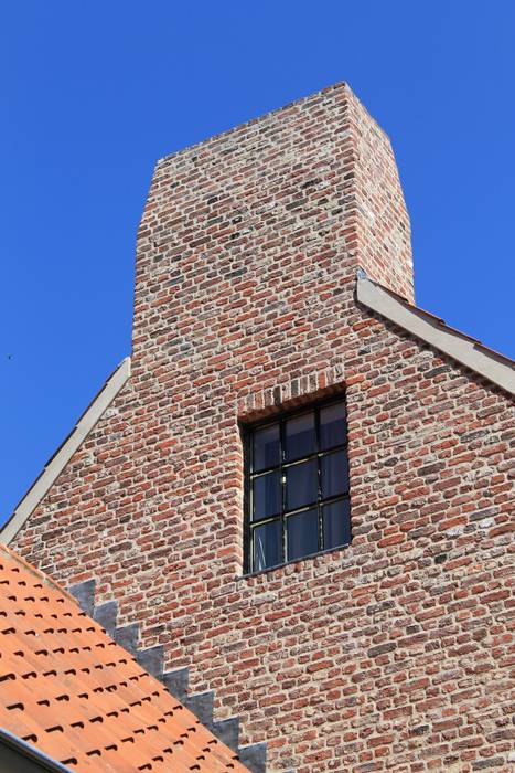 Het stalen raam op zolder laat minimalistische lijnen zien Arceau Architecten B.V. Klassieke ramen & deuren