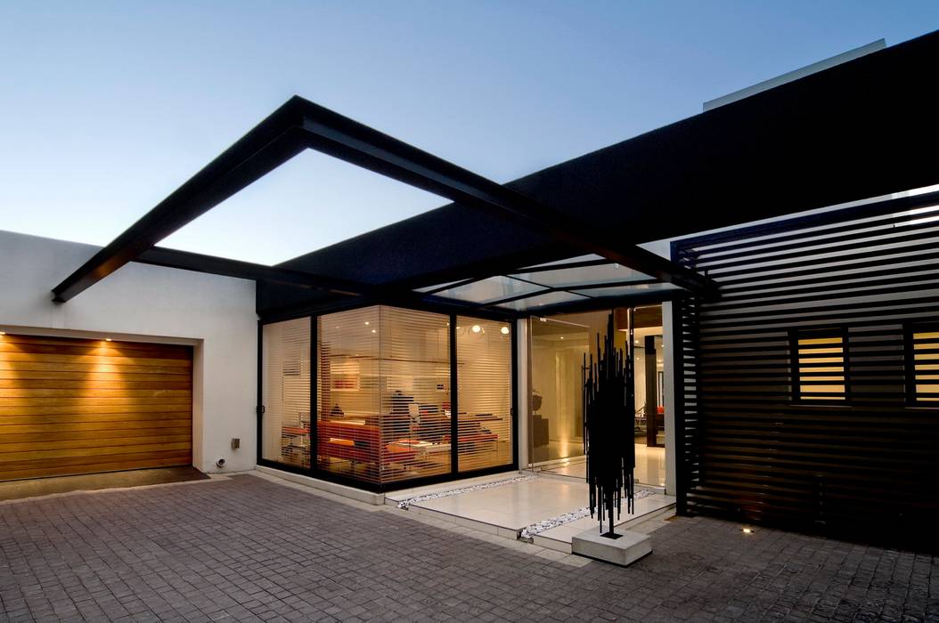 House Mosi: Renovations to create a single-storey home with an urban feel , Nico Van Der Meulen Architects Nico Van Der Meulen Architects Modern houses