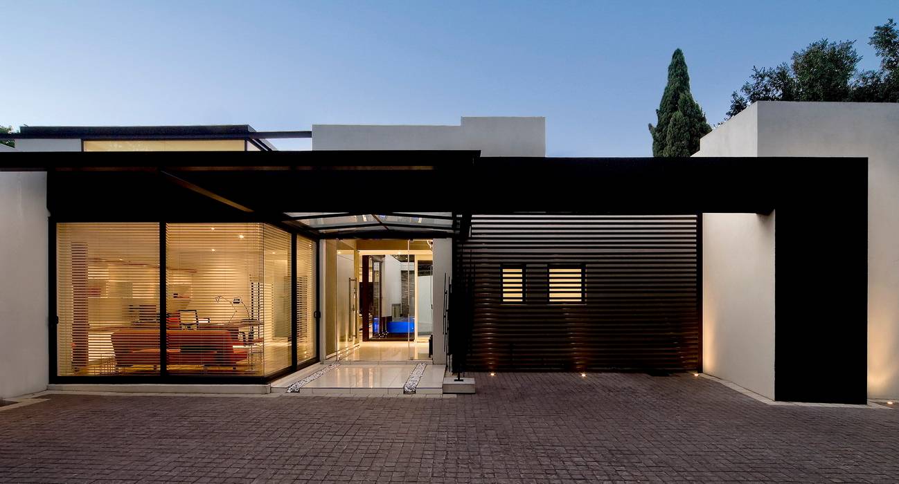 House Mosi: Renovations to create a single-storey home with an urban feel , Nico Van Der Meulen Architects Nico Van Der Meulen Architects Modern houses