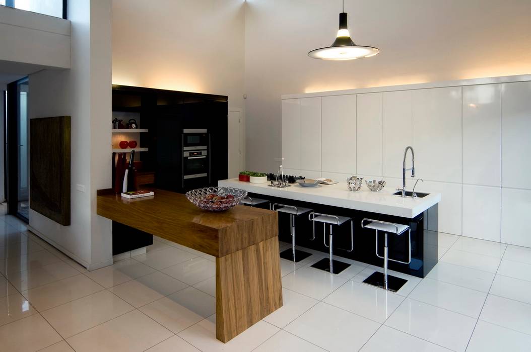 House Mosi: Renovations to create a single-storey home with an urban feel , Nico Van Der Meulen Architects Nico Van Der Meulen Architects Modern kitchen