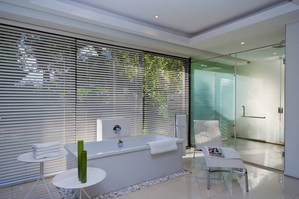 House Mosi: Renovations to create a single-storey home with an urban feel , Nico Van Der Meulen Architects Nico Van Der Meulen Architects Modern bathroom