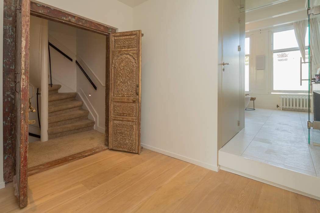toegang naar de ouder-slaapverdieping en badkamer via oude arabische deur CUBE architecten Eclectische badkamers